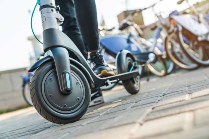 La trottinette yes yvolution stylée et pratique, elle est dotée d'un porte-bagage.